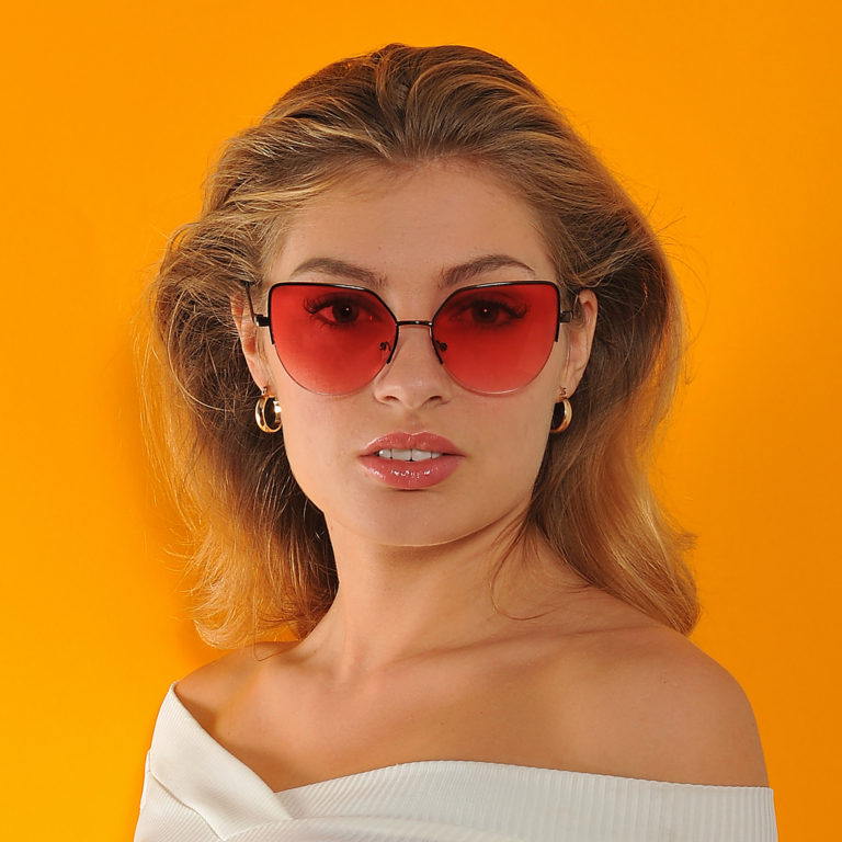 Portraitfoto einer jungen Frau mit Sonnenbrille